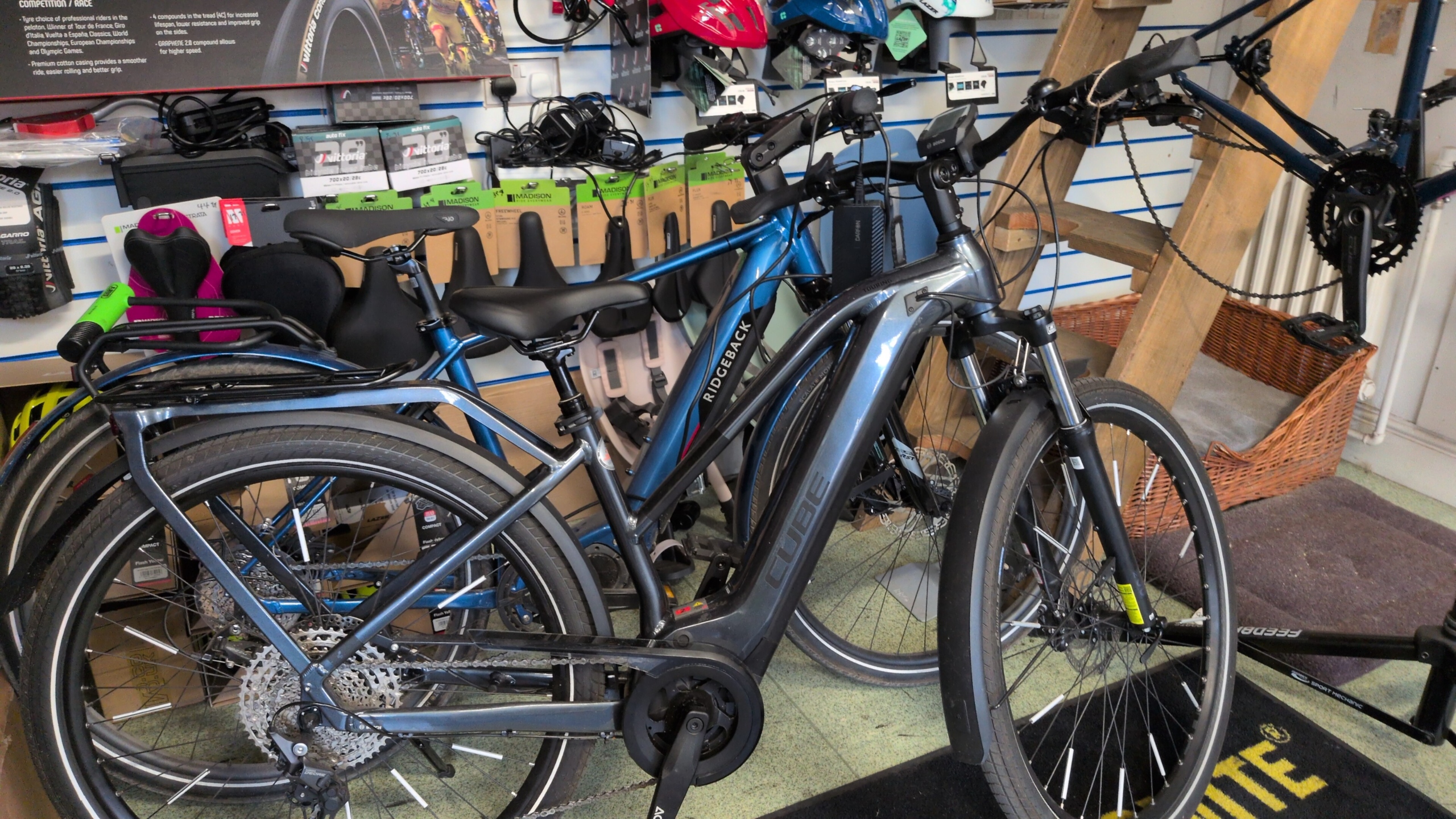 Cube Touring Hybrid Pro
